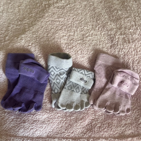 Pilates grippy socks
Size Small 6-8
ONLY TOP 3 ARE AVAILABLE - Picture 3 of 4